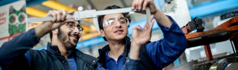 Élèves en formation avec un maître professionnel