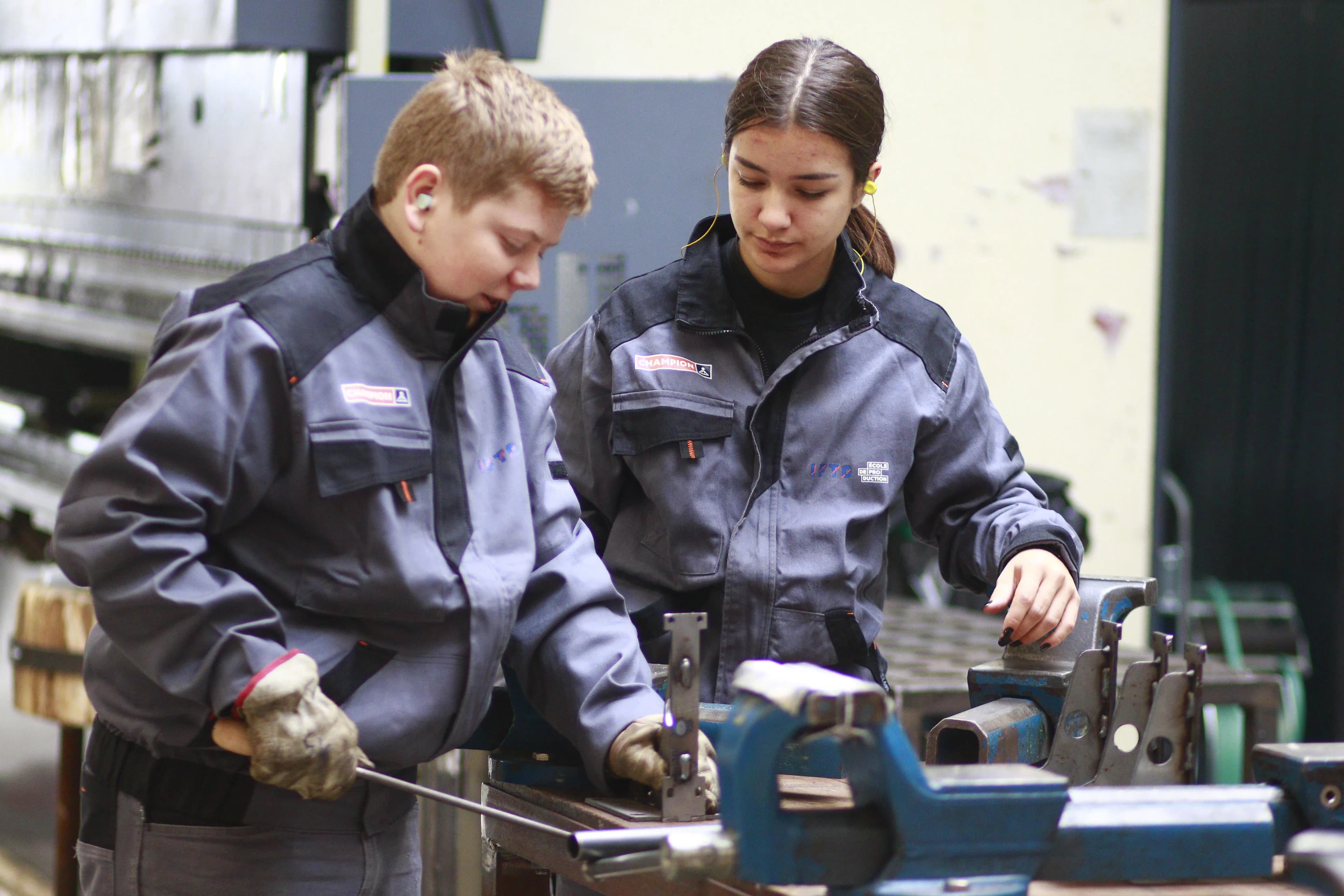 Élèves en formation dans l'atelier Y-FAB