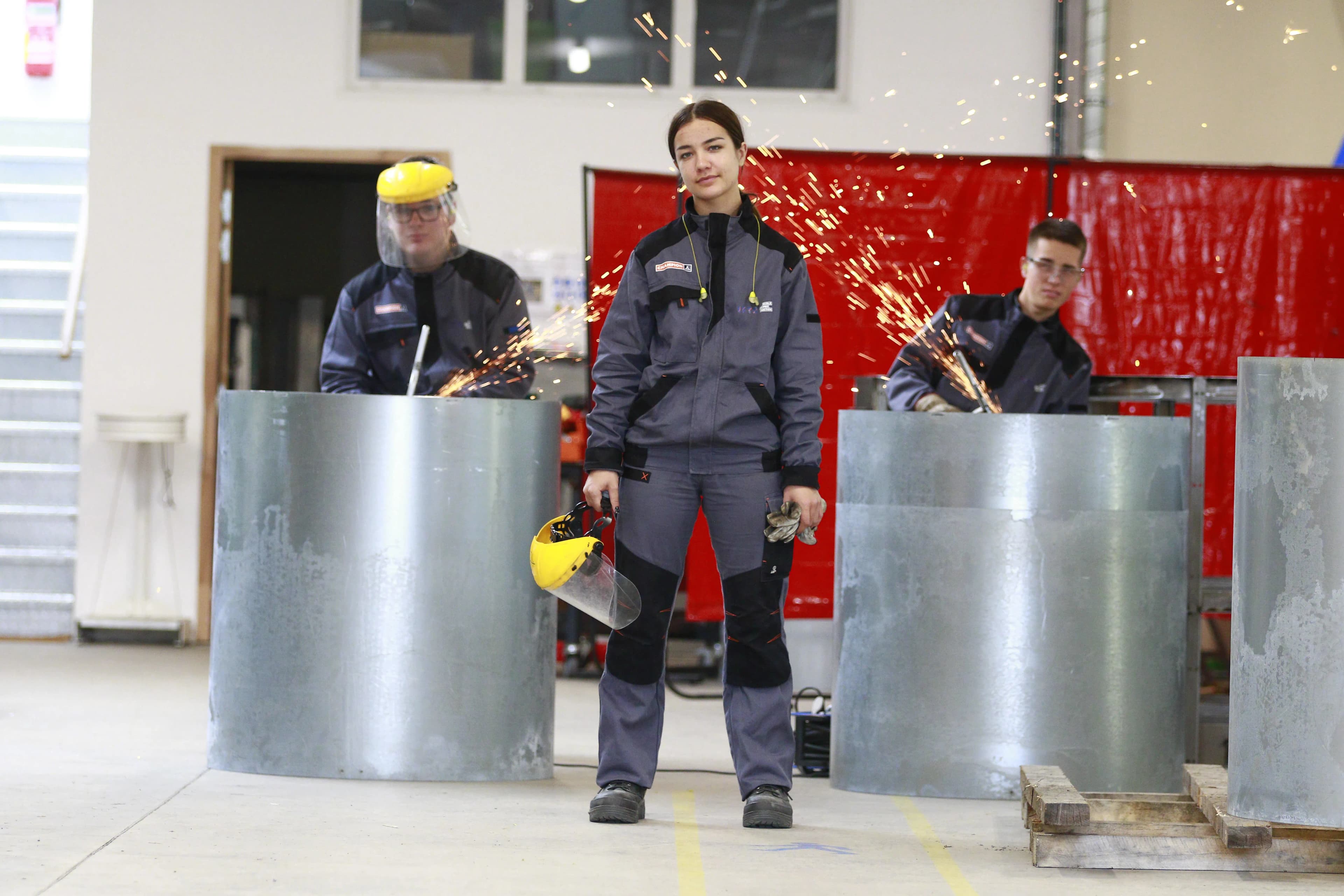 Élèves travaillant en atelier